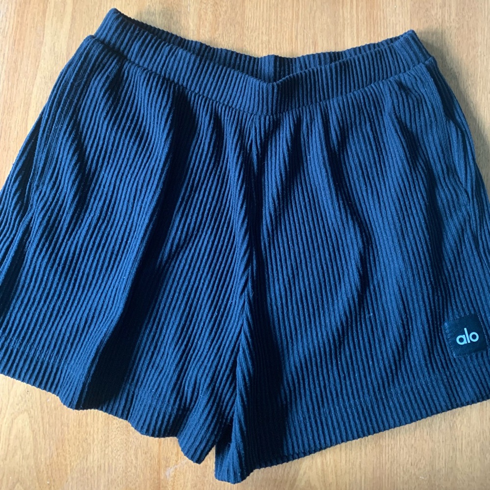 ALO Yoga Women's Black Ribbed Athletic Shorts